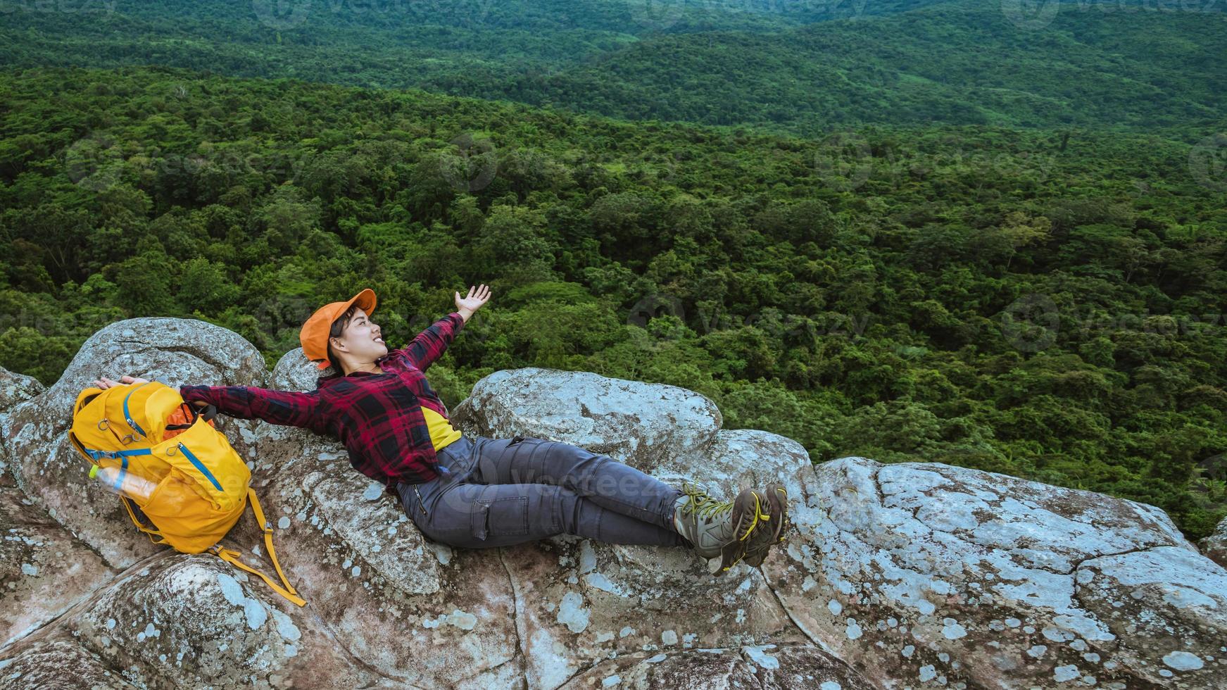 las mujeres asiáticas viajan relajarse en las vacaciones. Ver la naturaleza de la montaña en los acantilados. foto