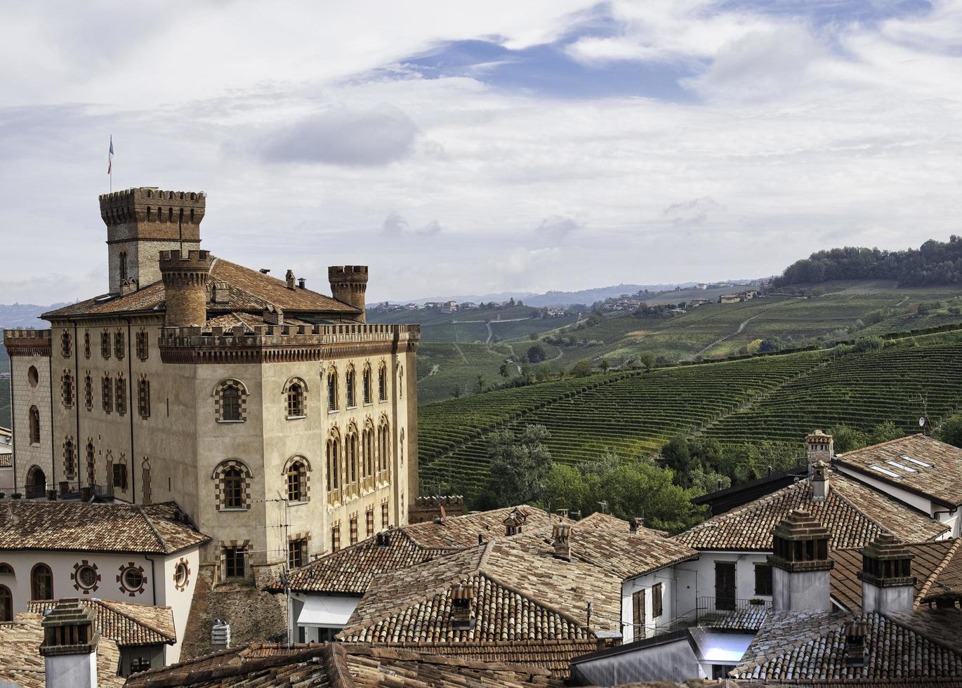 el castillo de barolo en el centro histórico de la localidad de barolo, de donde debemos el nombre del famoso vino del mismo nombre foto