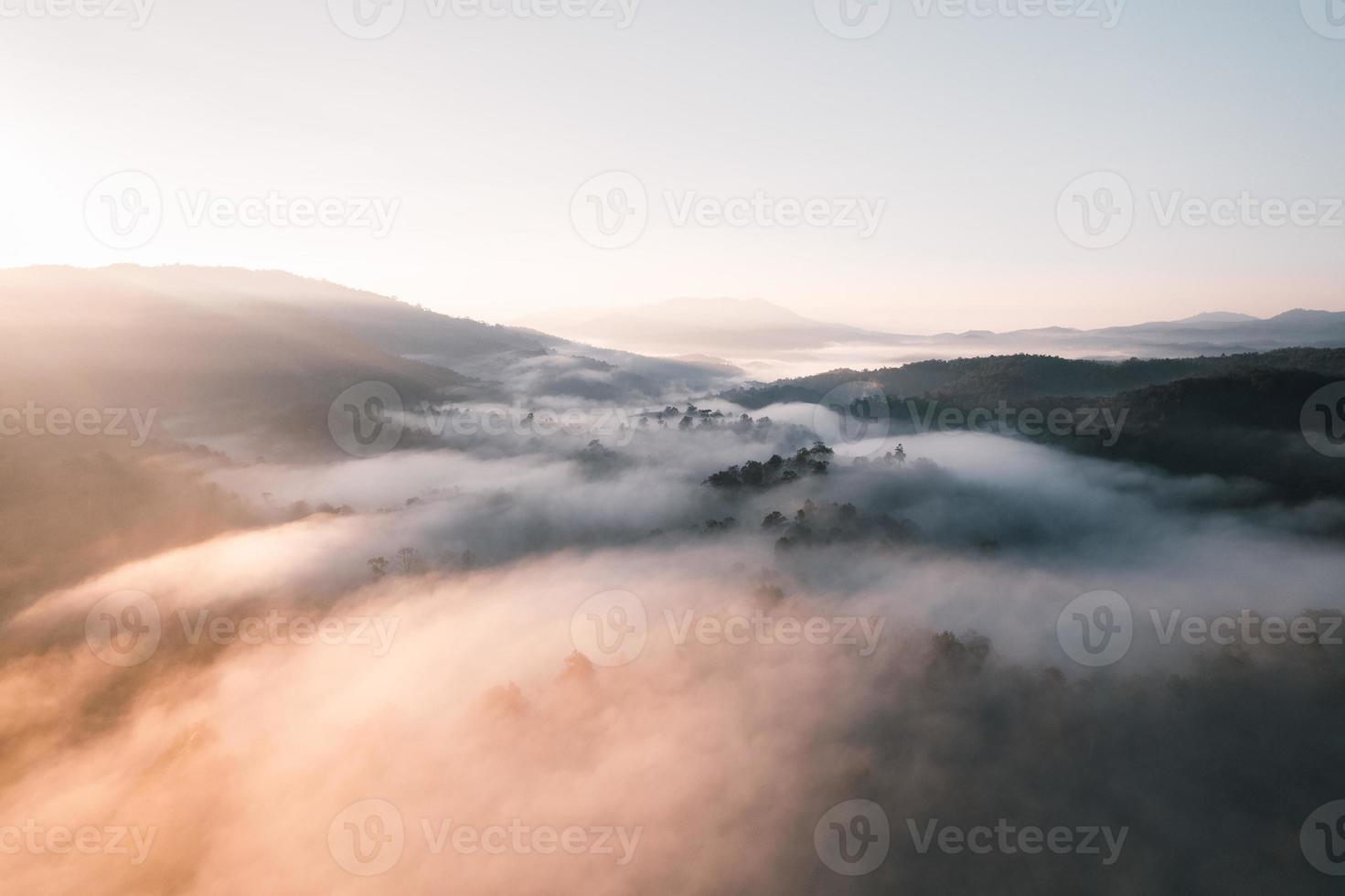 volando sobre las nubes amanecer y niebla foto