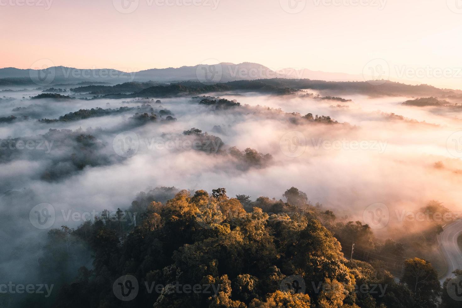 volando sobre las nubes amanecer y niebla foto