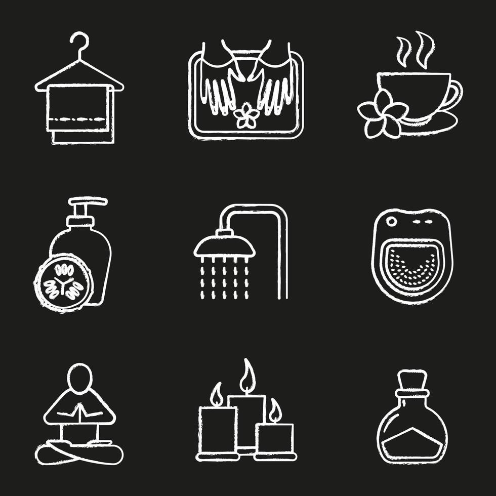 Conjunto de iconos de tiza de salón de spa. toallas en la percha, pose de yoga, loción de pepino, ducha, taza de té de hierbas, velas, botella de sal, baño de salón de spa. ilustraciones de pizarra vector aislado