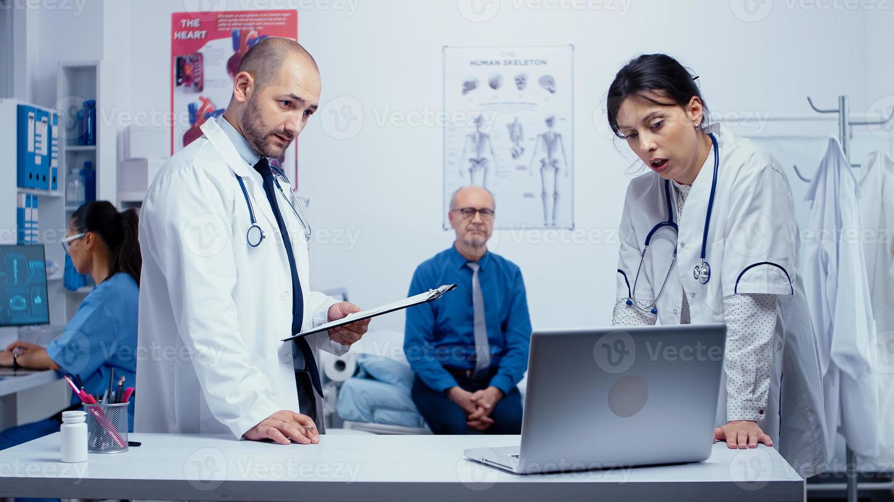 equipo médico discutiendo el problema del paciente anciano foto