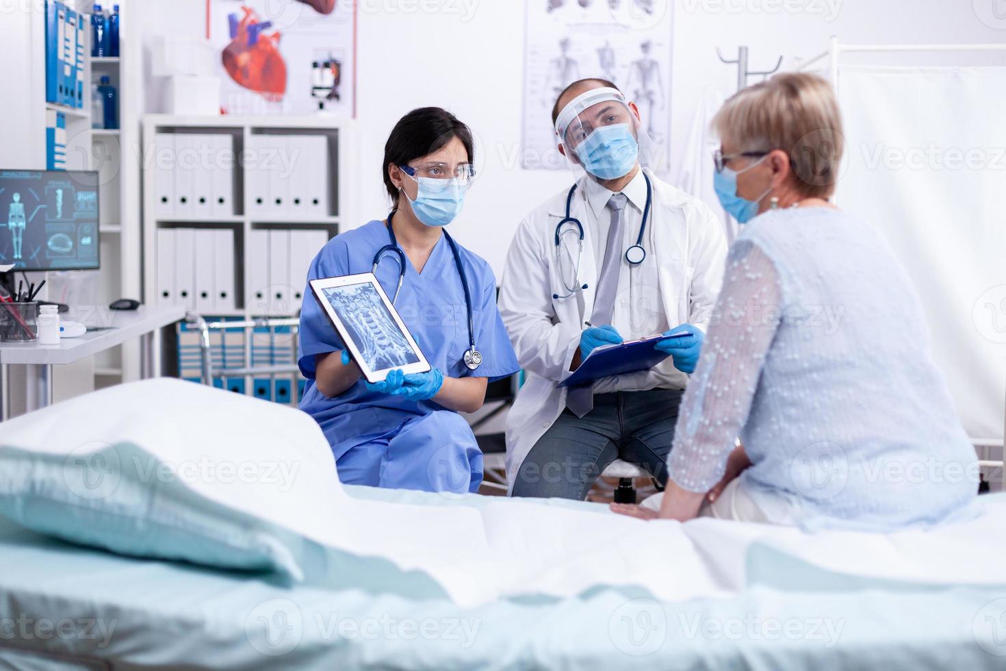 médico y enfermera que consulta al paciente foto