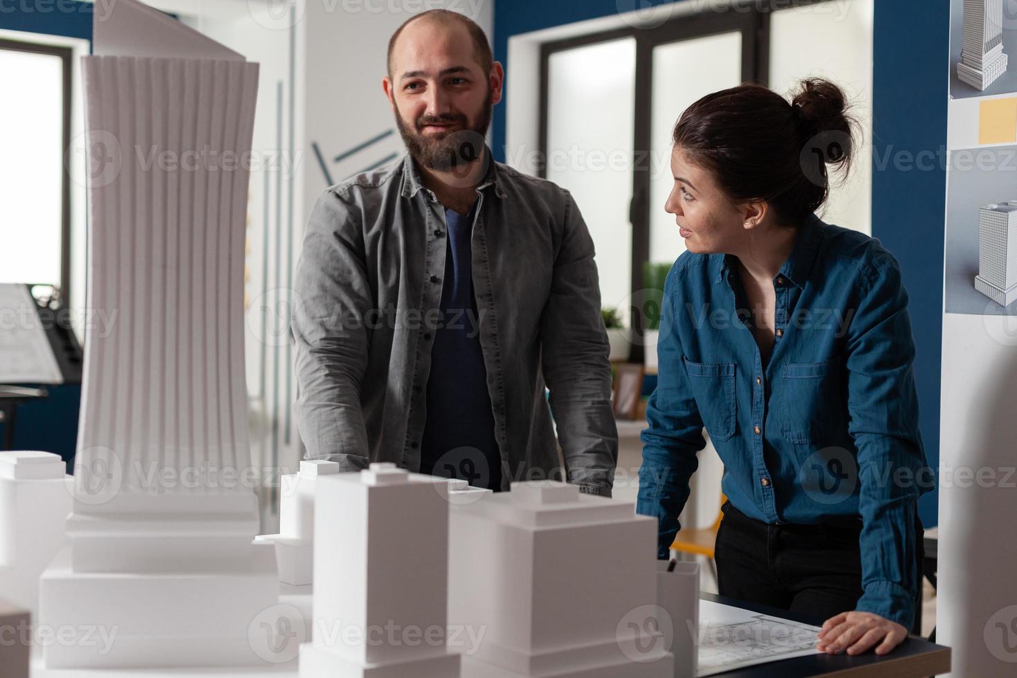 Equipo de arquitecto de construcción que trabaja en la oficina de escritorio foto