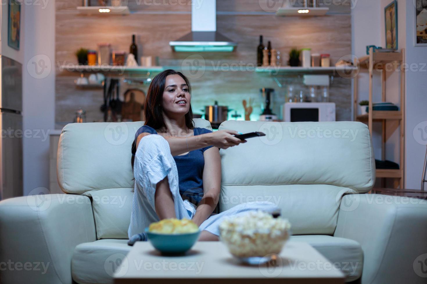 mujer sentada en el sofá y viendo la televisión foto