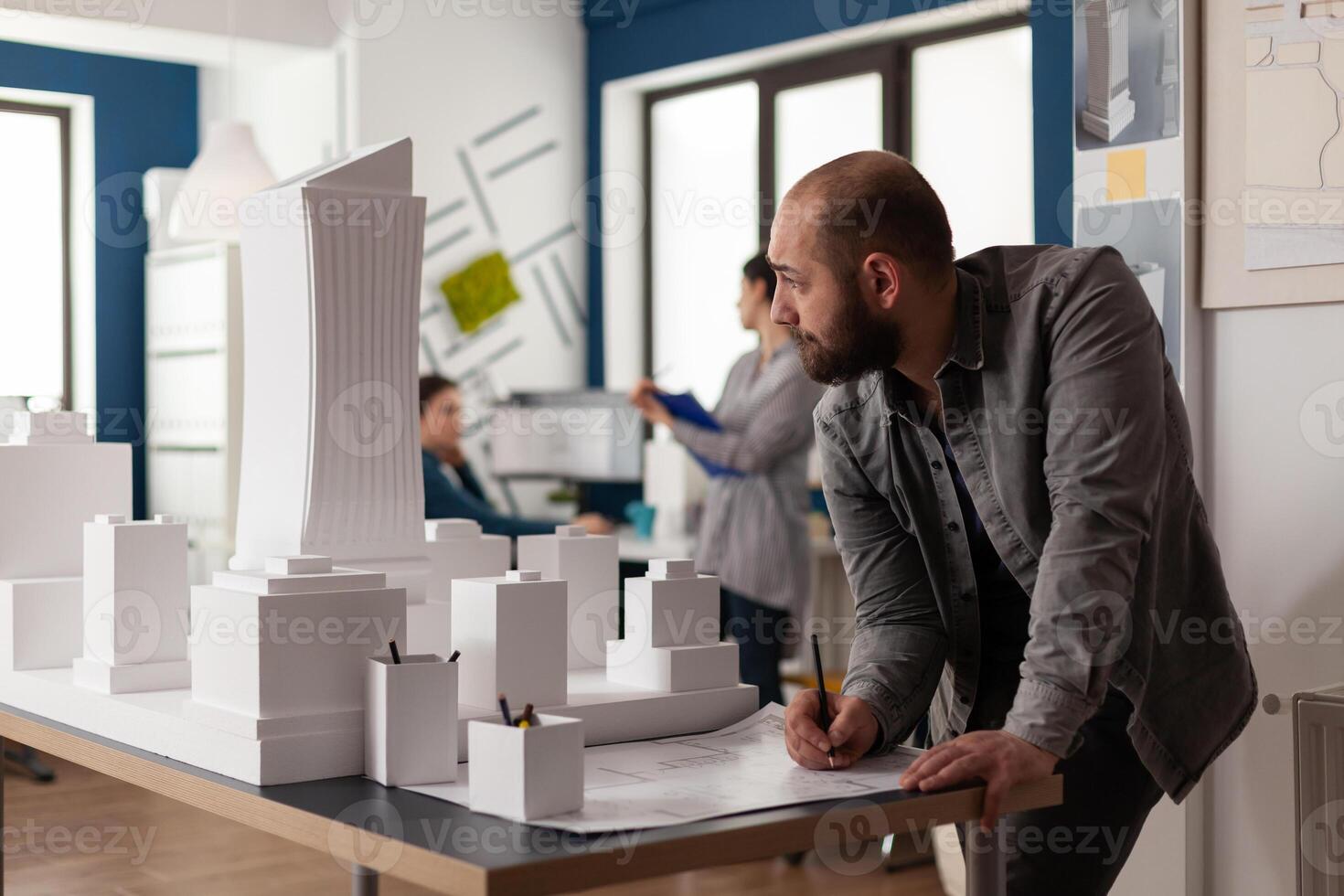 hombre trabajando en diseño arquitectónico en la oficina foto