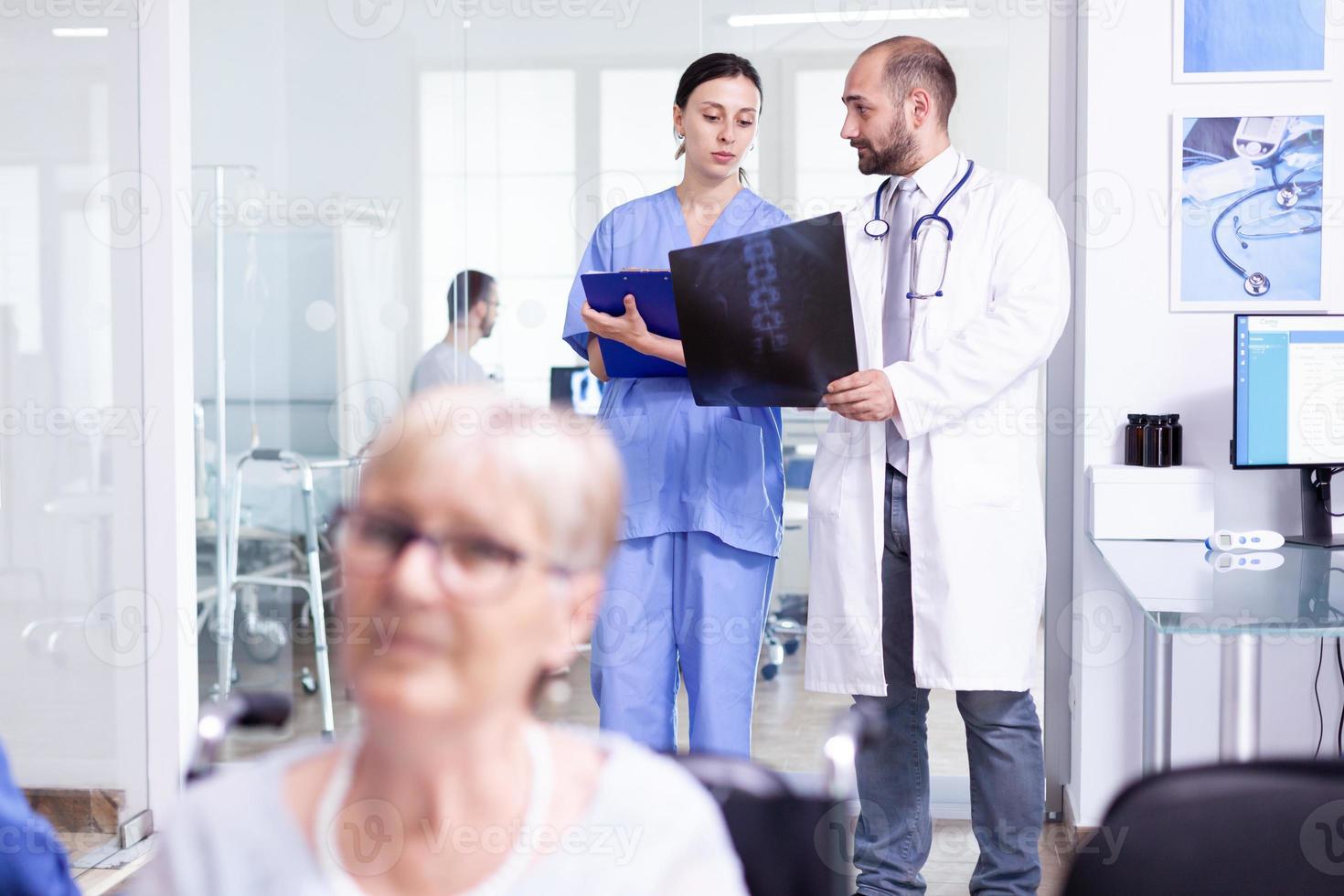 Doctor explicando el diagnóstico a la enfermera en la sala de espera. foto