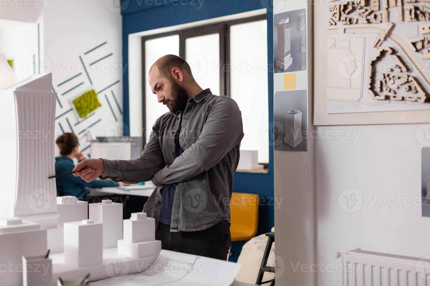 Hombre con profesión de arquitecto en el lugar de trabajo foto