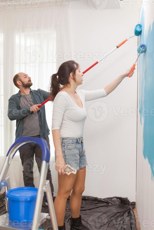 marido y mujer decorando el piso foto