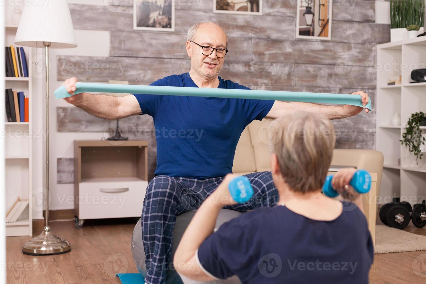 pareja de ancianos entrenando sus bíceps foto