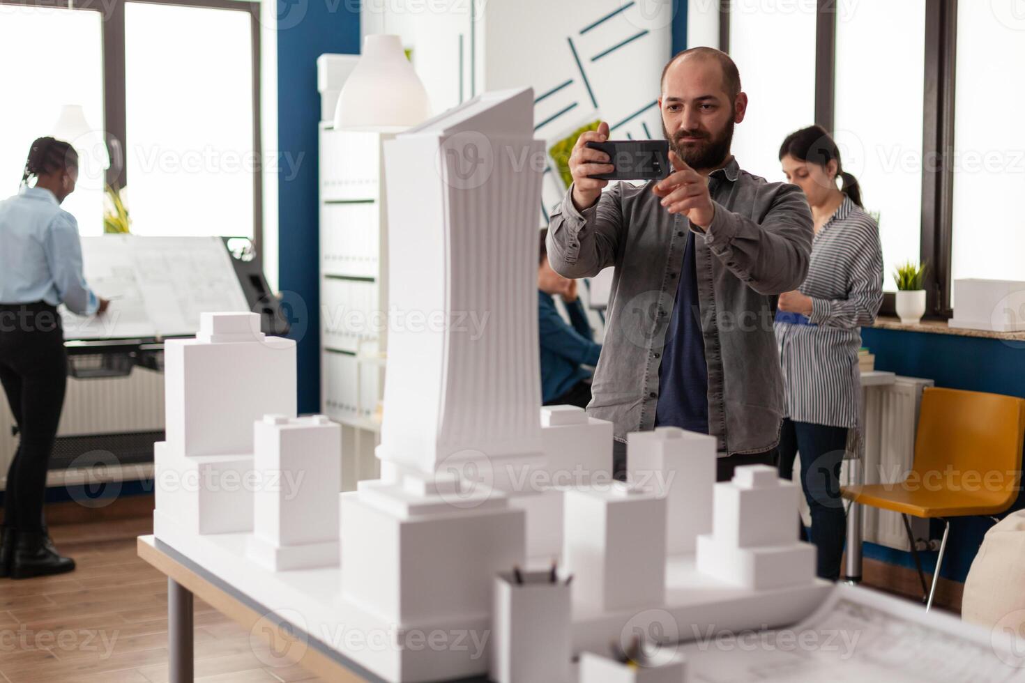 Hombre de profesión de arquitecto mirando el diseño de maqueta foto