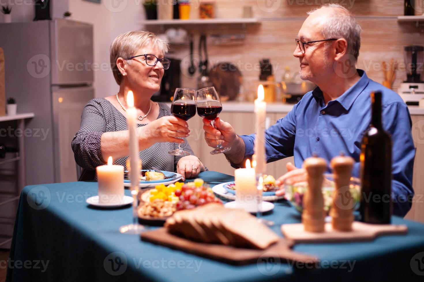 celebrando el matrimonio con una cena festiva foto