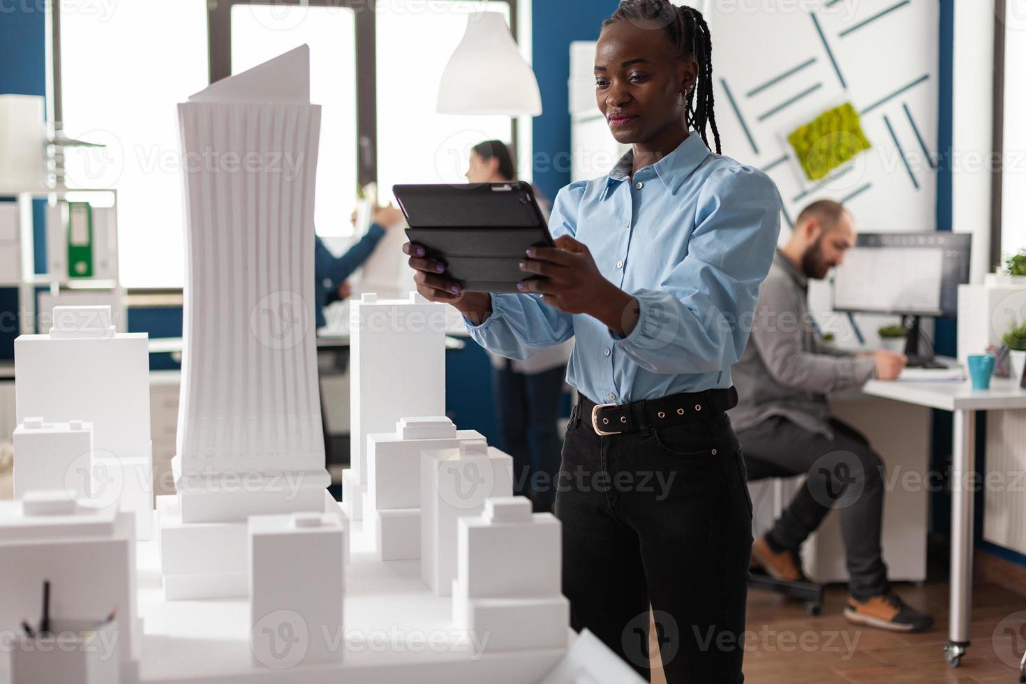 Arquitecto afroamericano mujer trabajando en tableta foto