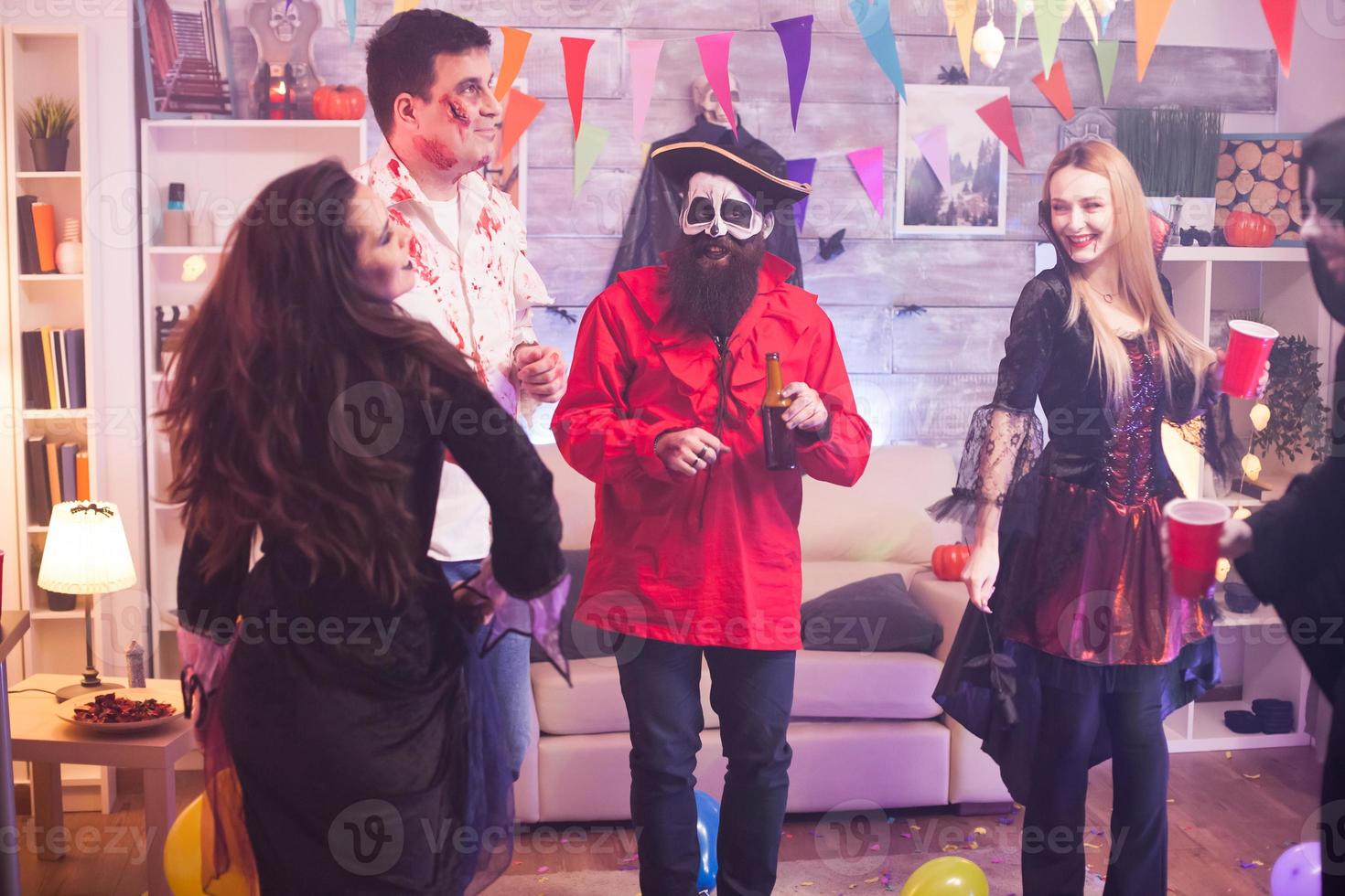 alegre joven vestida como un vampiro foto