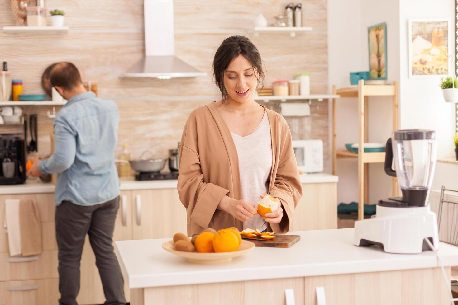 mujer pelando naranjas foto