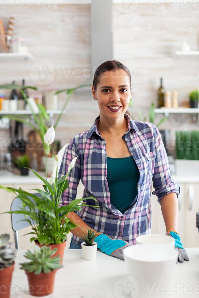 floristería, mujer, mirar cámara del juez foto