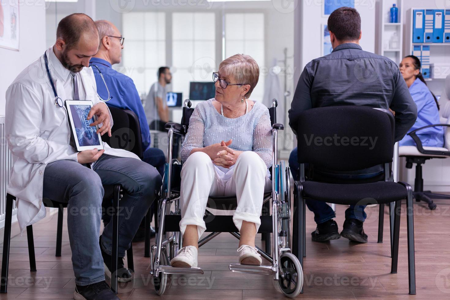 doctor, hombre, sentado, en, espera, hospital, área, con, alto, discapacidad, mujer foto