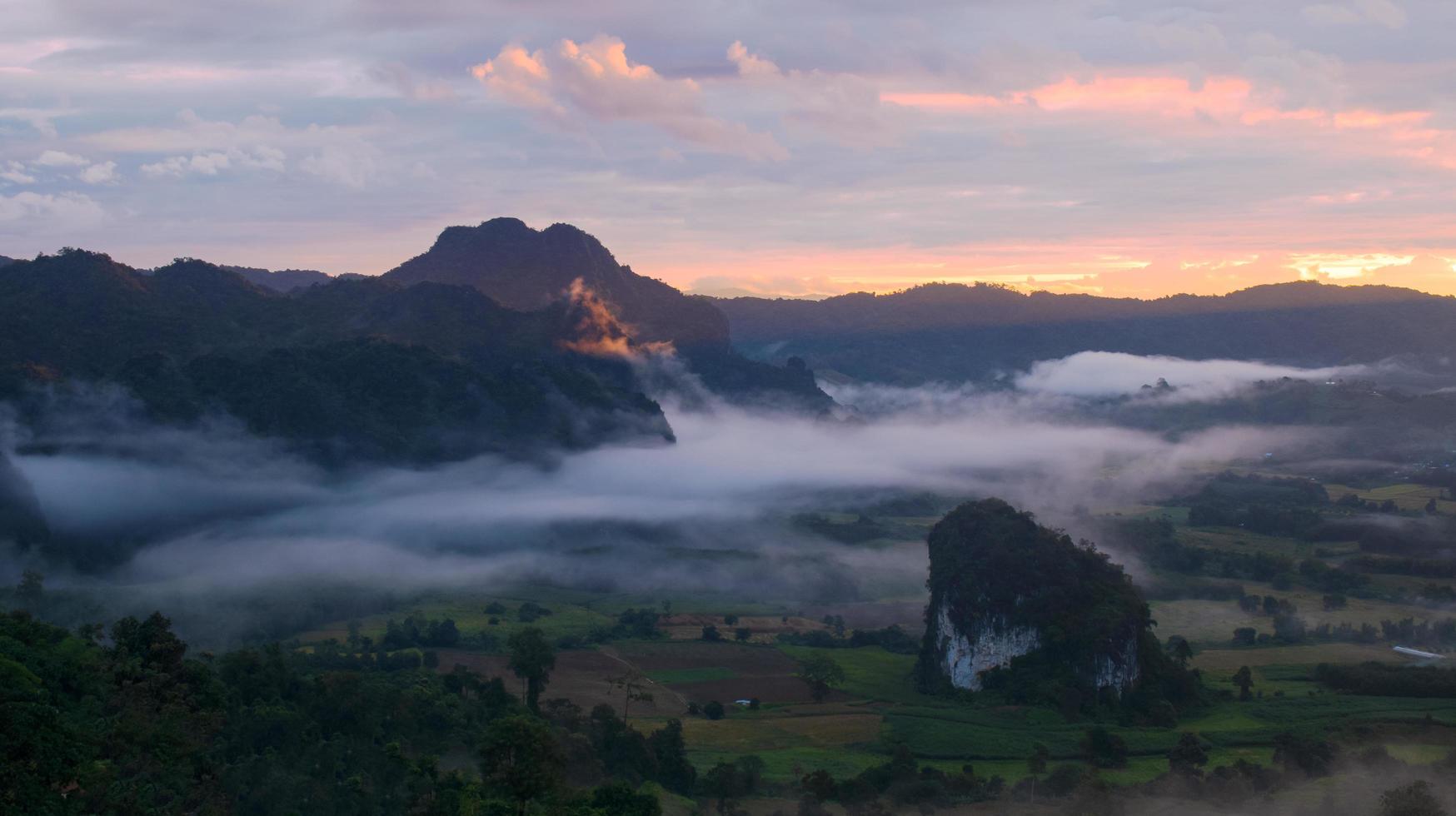 paisaje, mañana, montañas y niebla, phu langka, tailandia foto