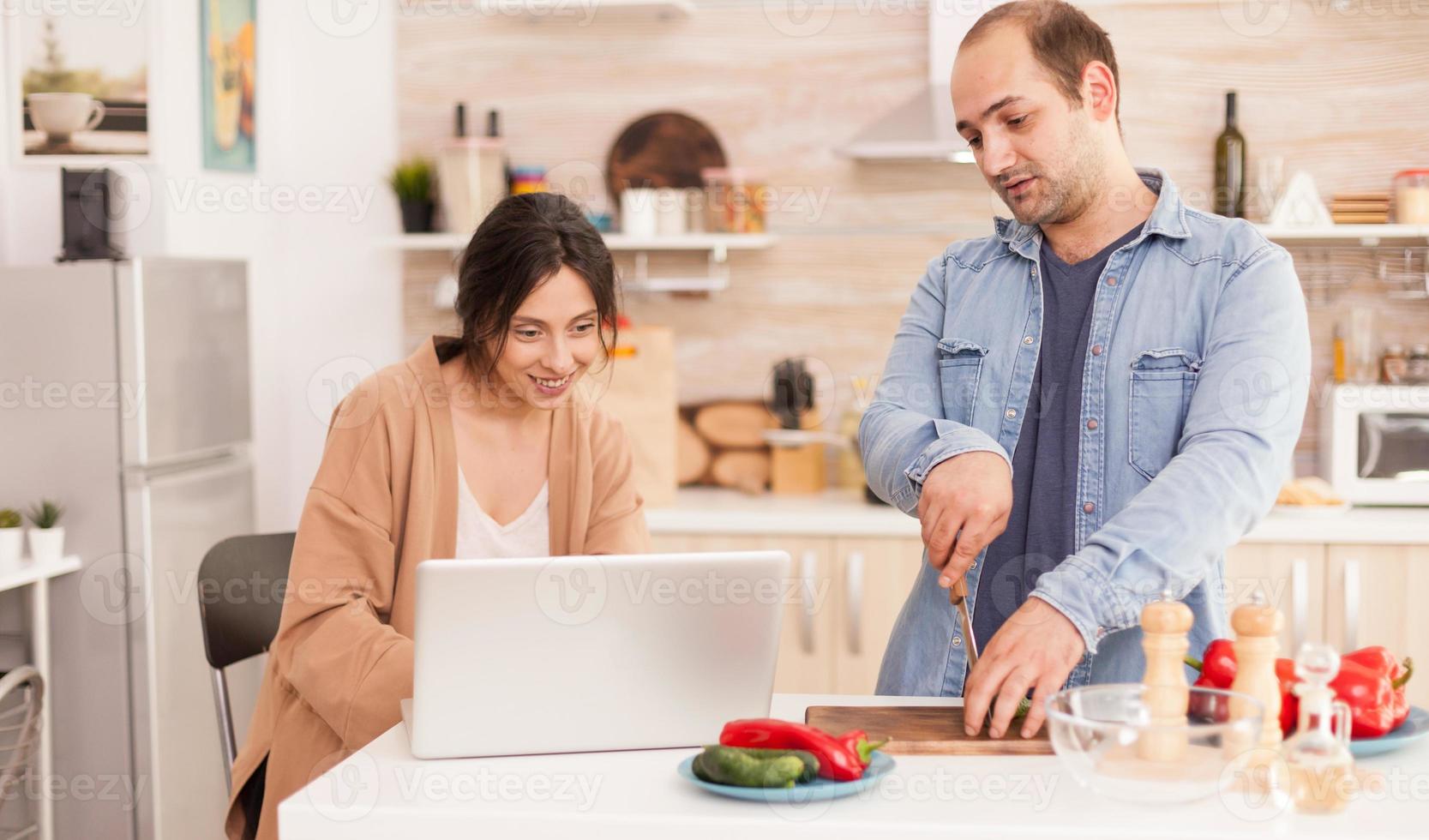 pareja mirando receta en línea foto