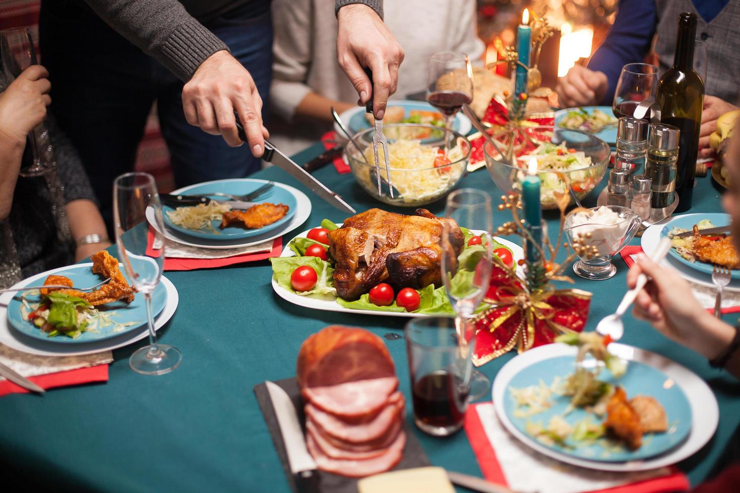 Cerca del hombre rebanar pollo asado foto