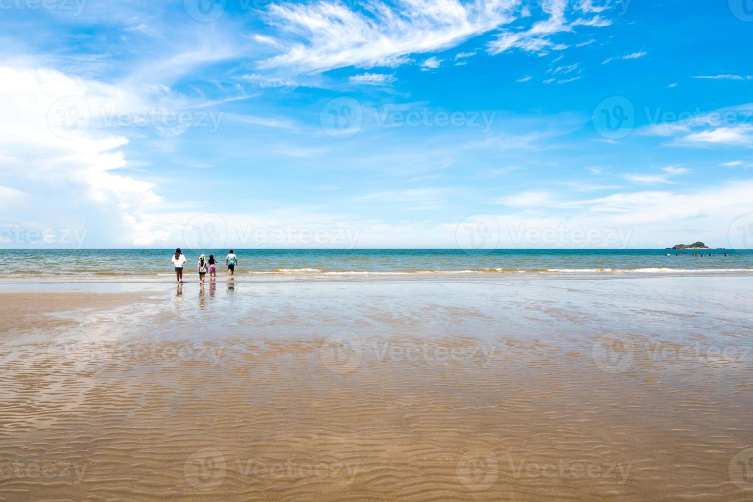 niños en la playa y amplia vista del mar con cielo azul foto