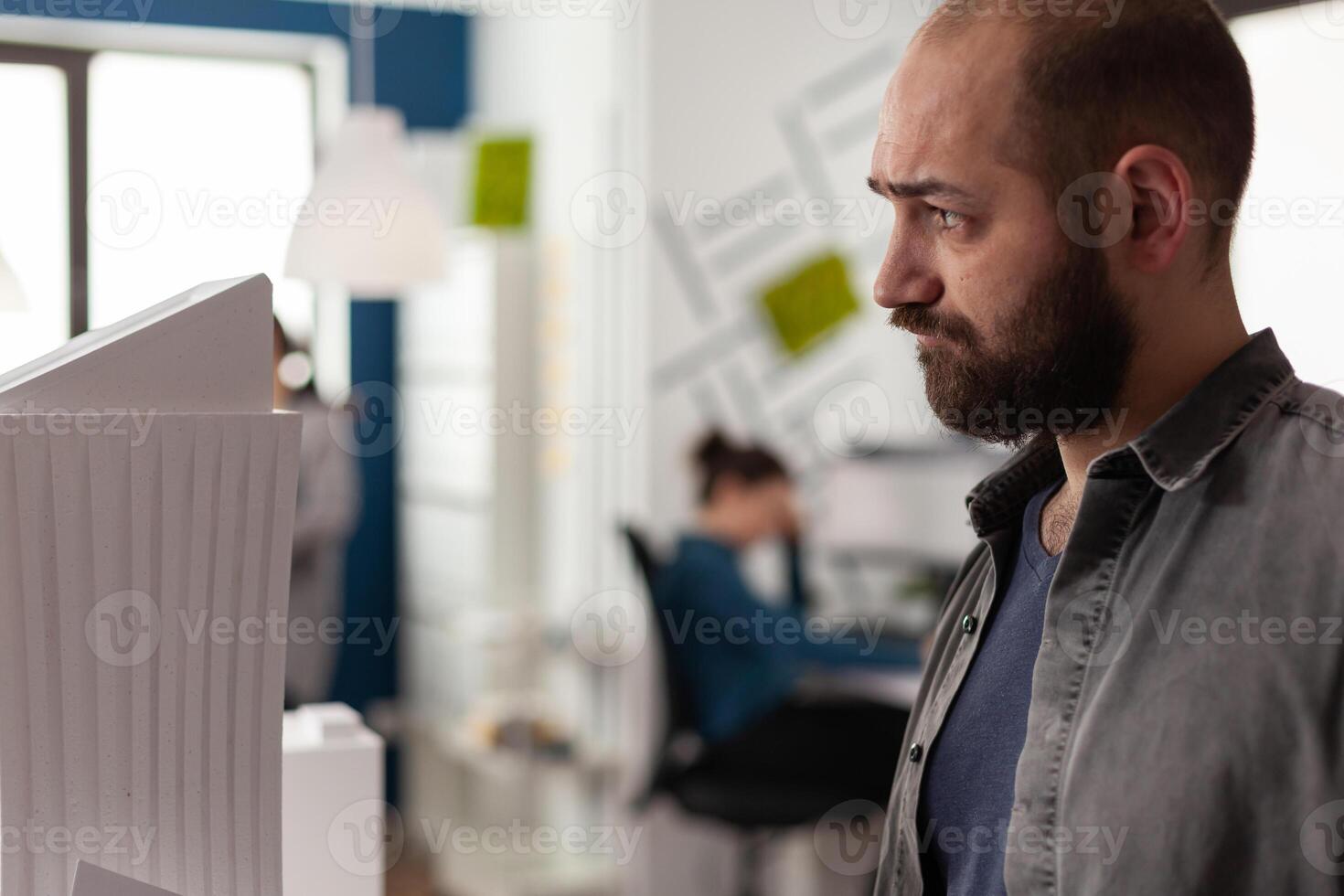 Hombre con profesión de arquitecto trabajando en la oficina foto