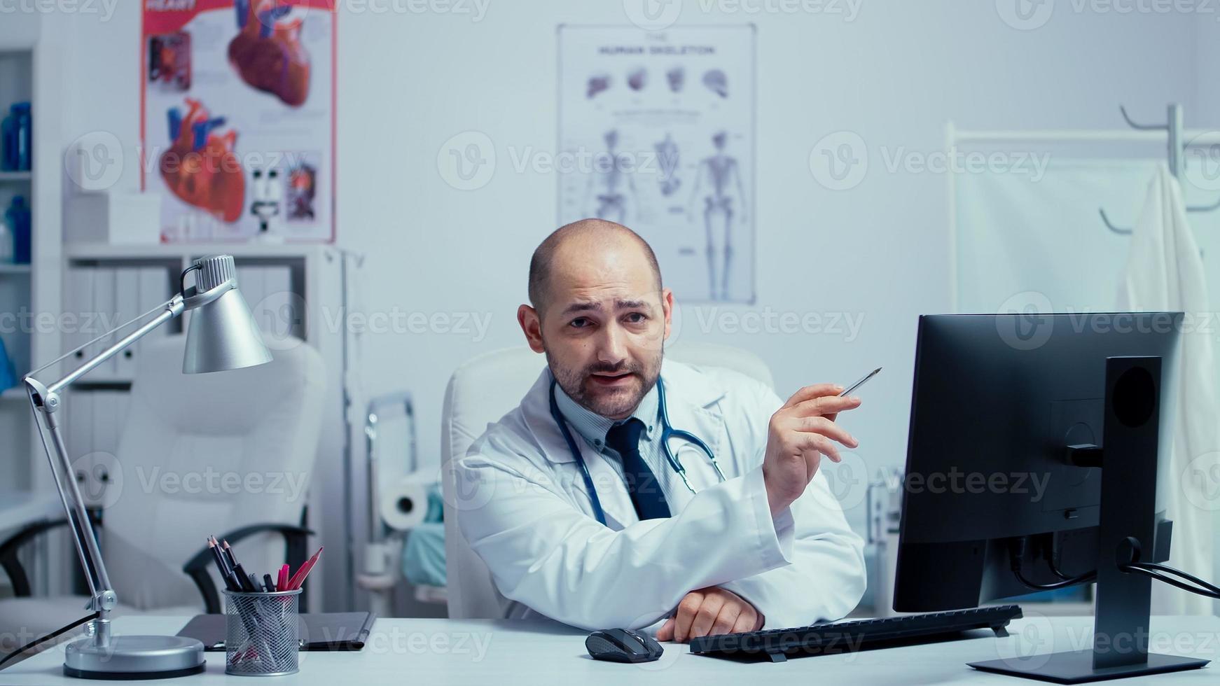 médico joven que ofrece asesoramiento médico por internet foto