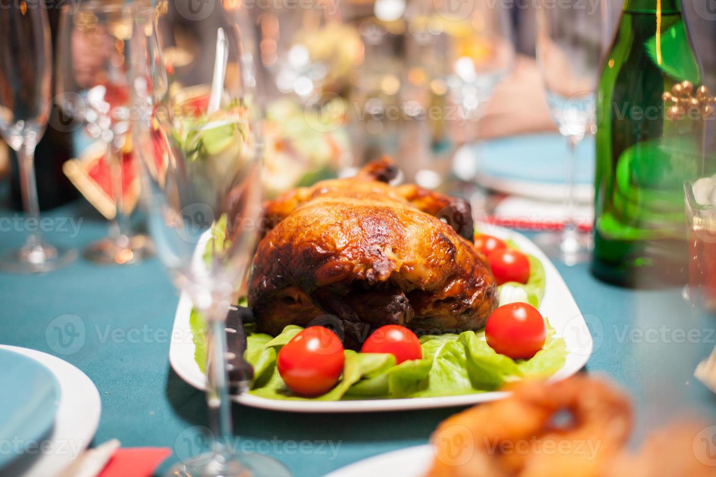 delicioso pollo asado en la mesa foto