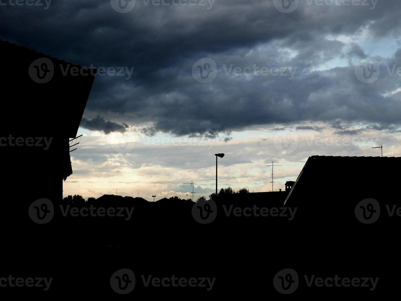 cielo azul oscuro con fondo de nubes foto