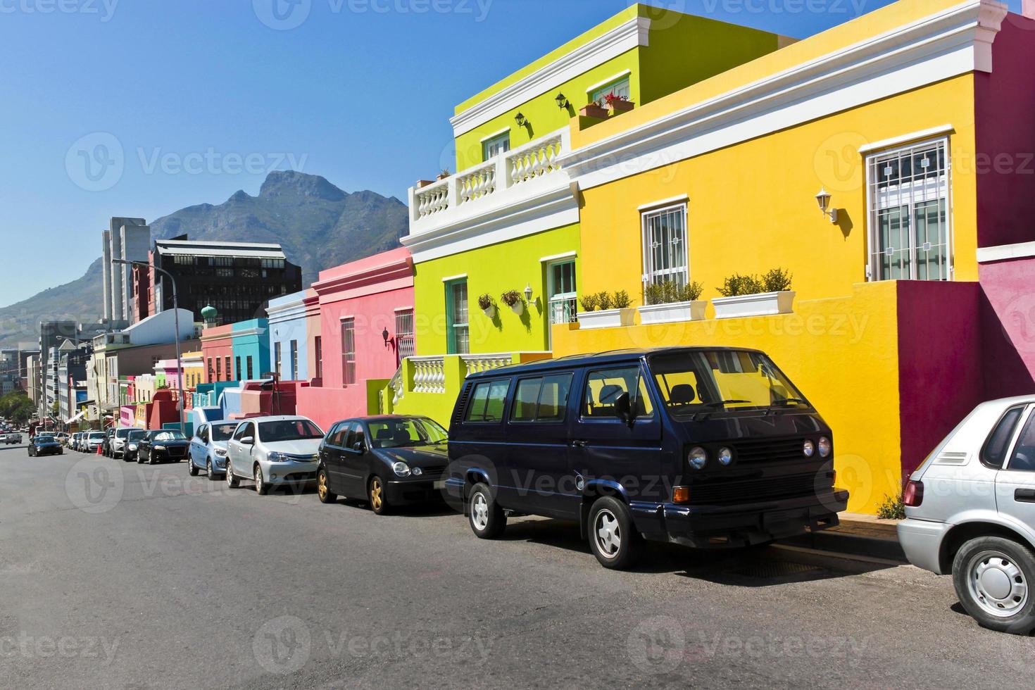 coloridas casas bo-kaap y montañas en la ciudad del cabo de fondo. foto