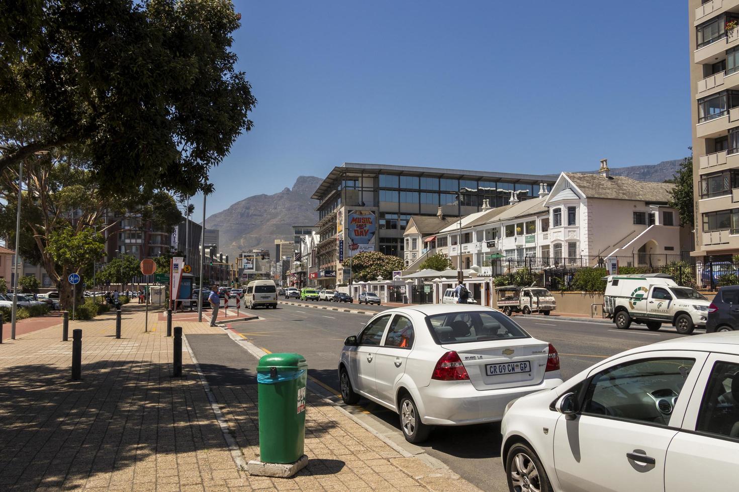 ciudad del cabo sudáfrica 17 de enero de 2018 vida urbana gente coches y calles. centro de ciudad del cabo. foto