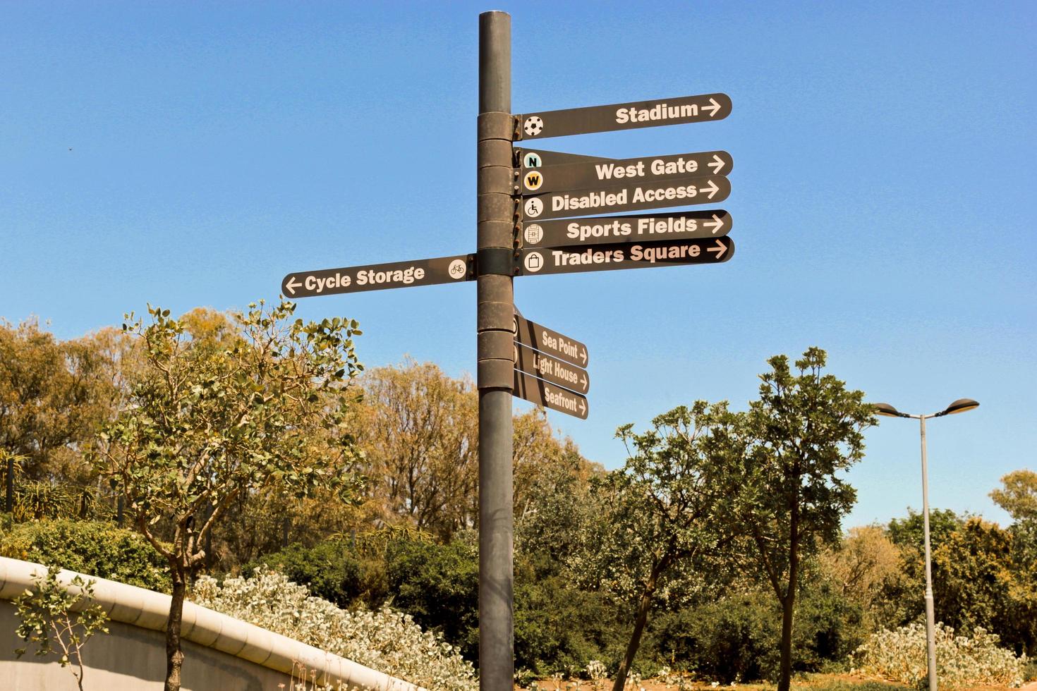 letreros de la calle poste indicador, ciudad del cabo sea point green point park. foto