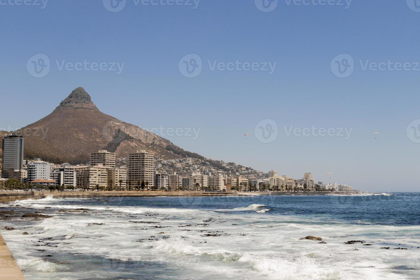 olas y montañas, sea point, paseo marítimo ciudad del cabo sudáfrica. foto
