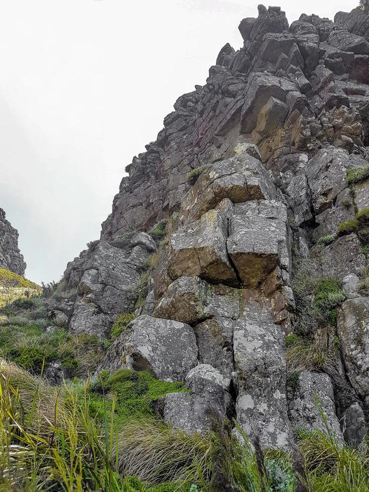 grandes acantilados y rocas en el parque nacional de la montaña de la mesa. foto
