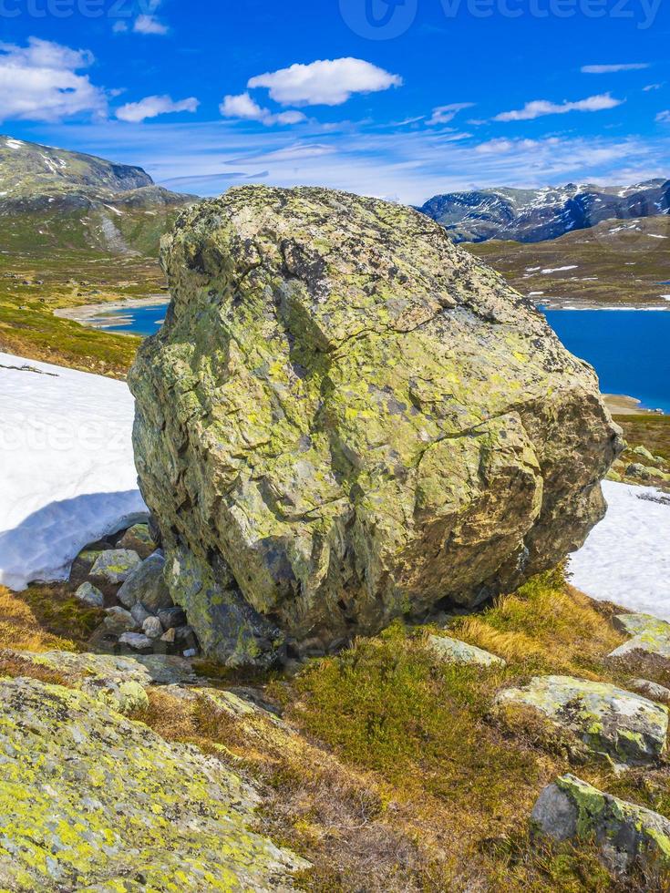 enorme boulder big rock vavatn lago en hemsedal viken noruega. foto