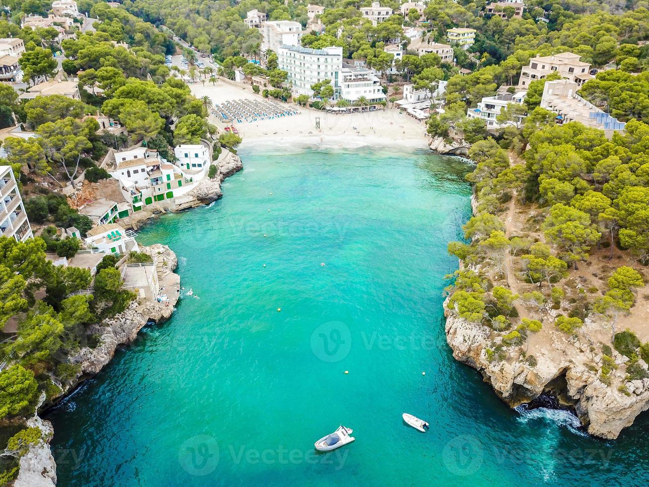 Toma panorámica de drone de la bahía de cala santanyi, mallorca, españa. foto