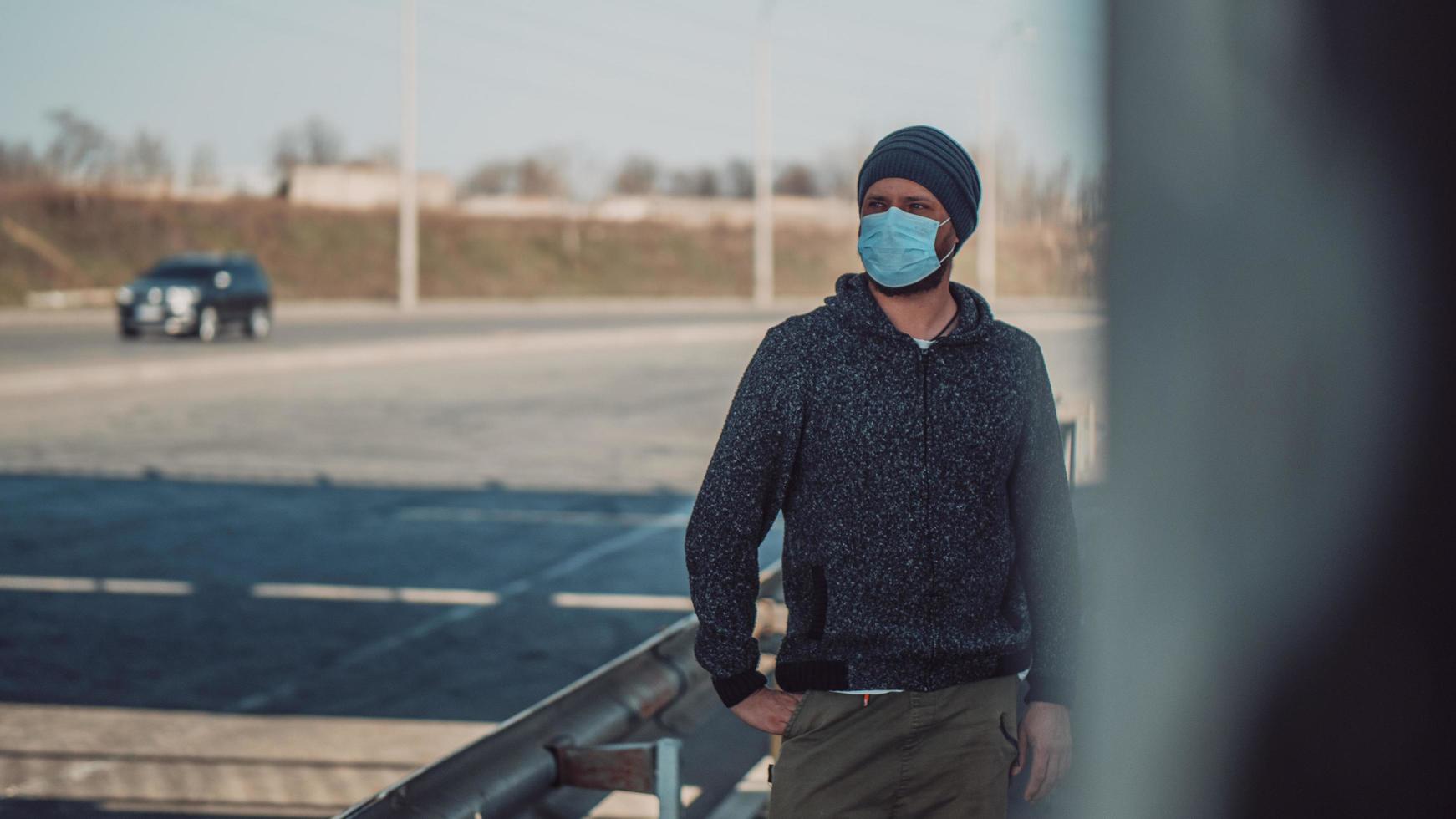 Hombre con una máscara médica para protegerse contra el virus de la gripe. foto