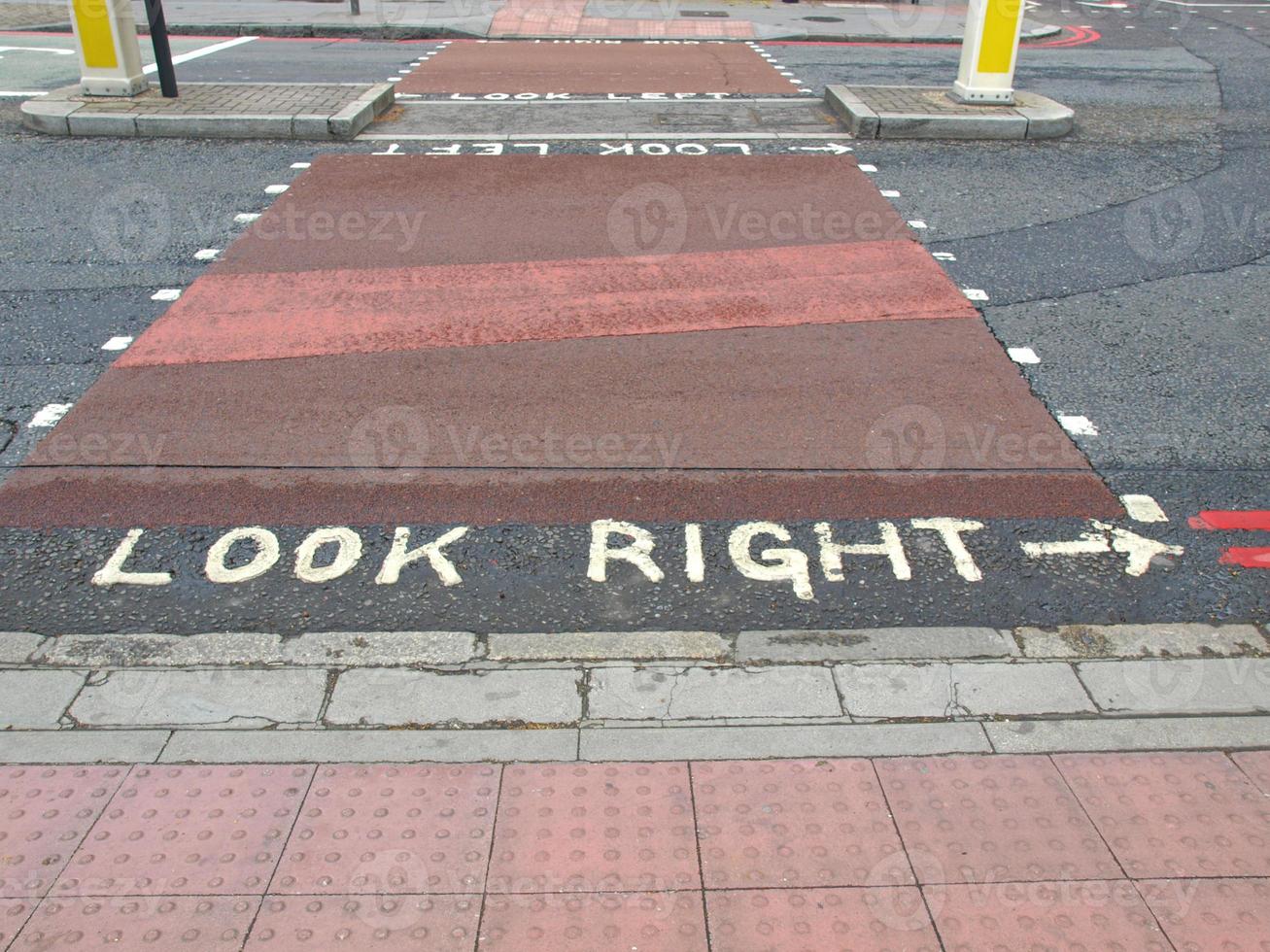 Look Right sign photo