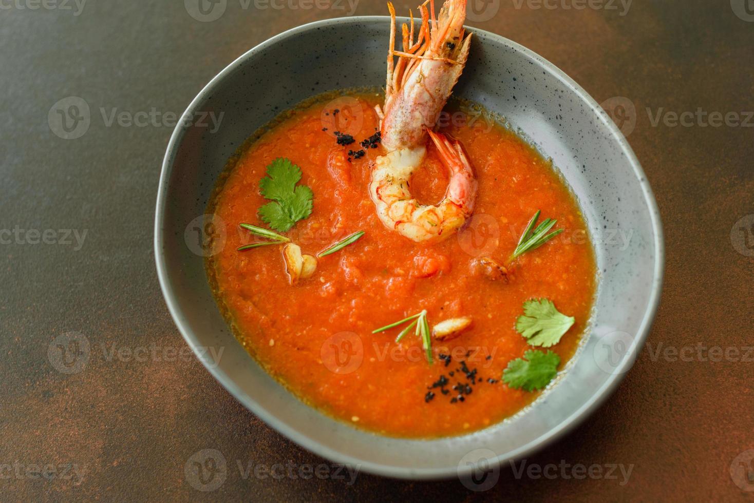 Cerca de un gazpacho de sopa de verduras fría española foto