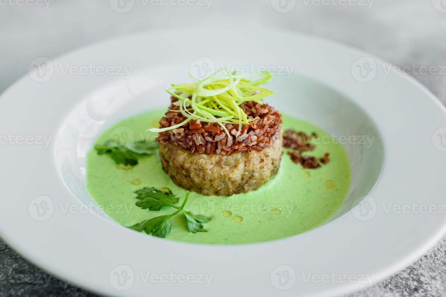 plato de carne con arroz, rodajas de cebolla y salsa foto