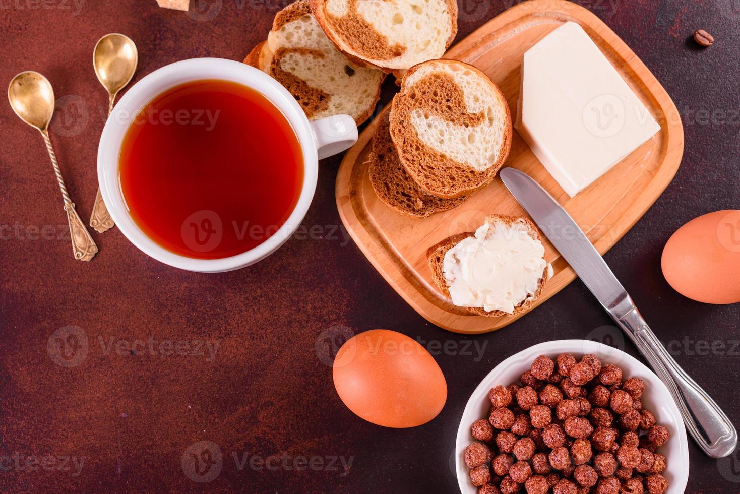 desayuno sabroso y nutritivo con granola, cereales y frutos secos. comida sana foto