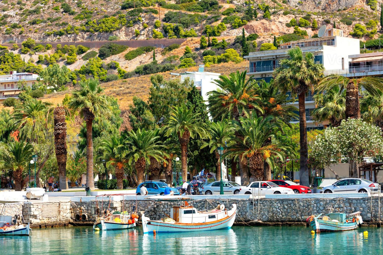 vistas panorámicas de las bahías de loutraki, grecia, donde antiguas goletas de pesca, botes y botes amarran en las cristalinas aguas del mar jónico. foto