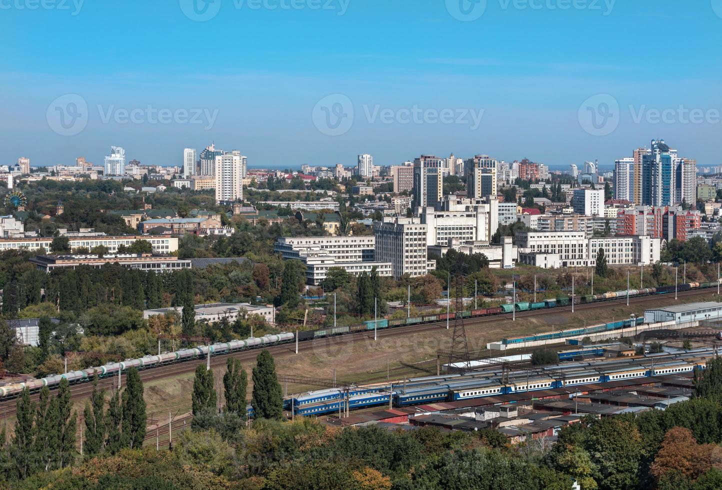 kiev, ucrania, paisaje urbano, vista del cruce ferroviario y el instituto politécnico foto