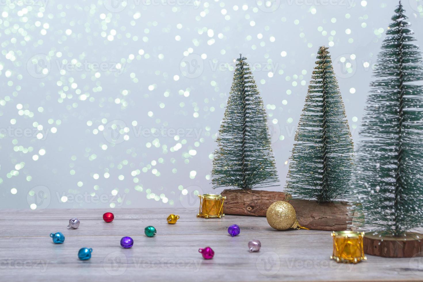 Fondo de invierno con árboles de Navidad en destellos con decoración navideña. copie el espacio. feliz Navidad y un Feliz Año Nuevo. felices vacaciones. foto