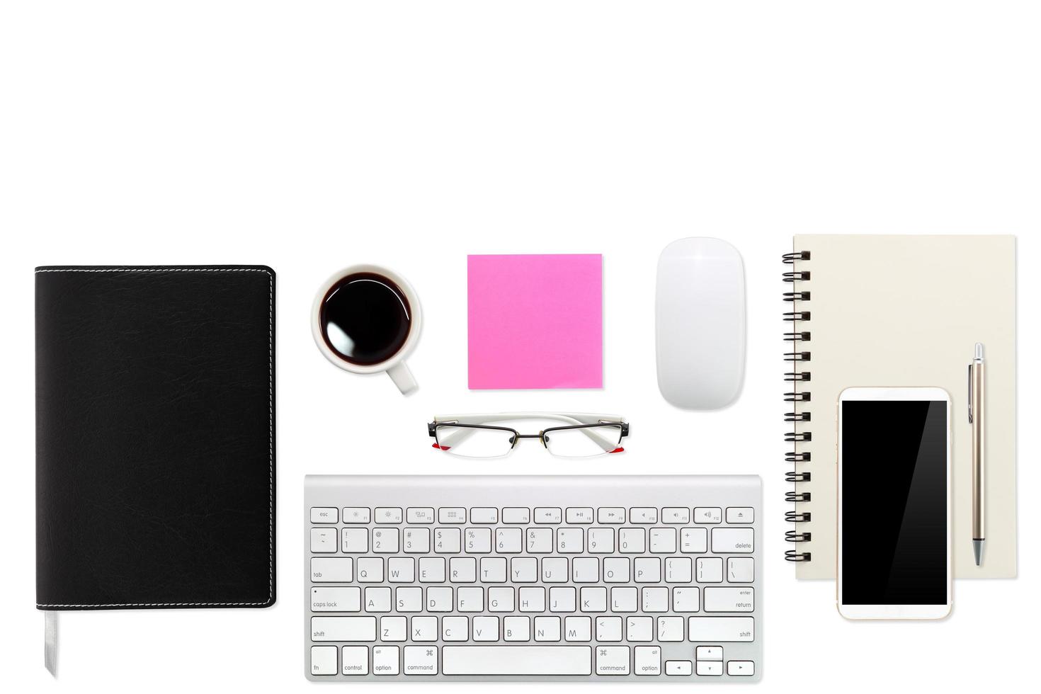 Mesa de espacio de trabajo plano laico con computadora portátil, suministros de oficina, taza de café, teléfono celular, tableta y taza de café sobre fondo blanco foto