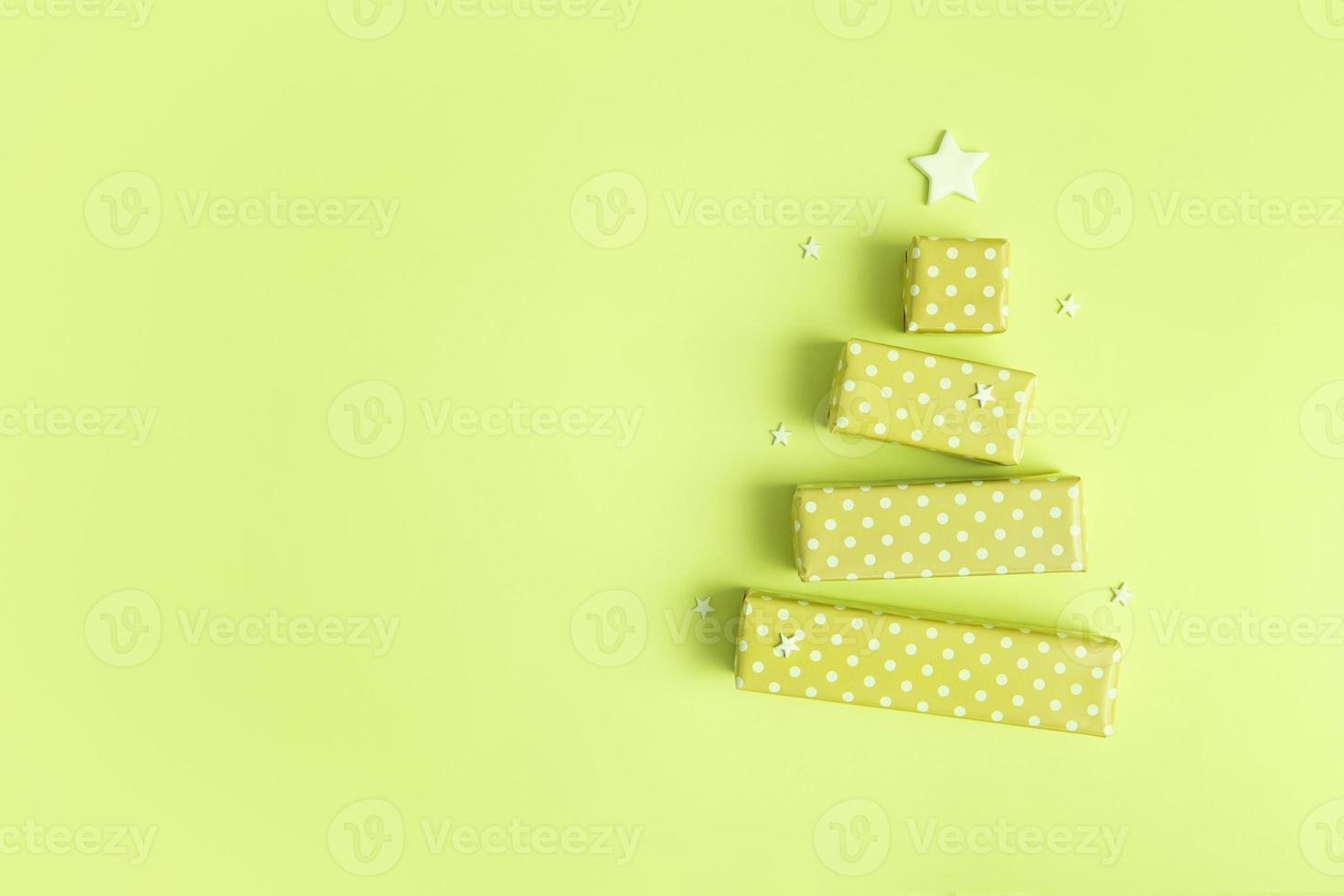 Tarjeta de felicitación en blanco con árbol de navidad amarillo abstracto hecho de cajas de regalo para feliz navidad y año nuevo foto