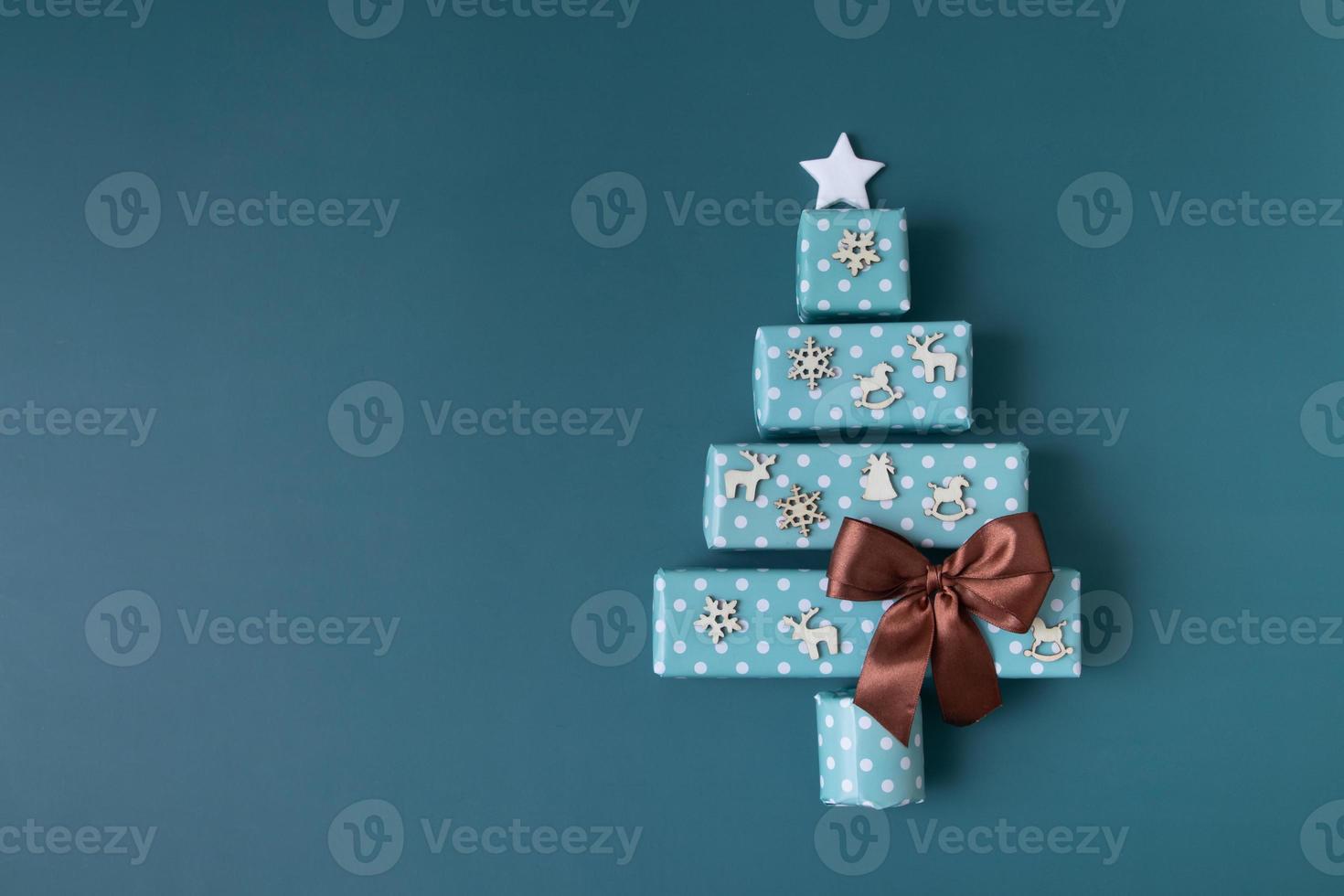 tarjeta de felicitación en blanco con árbol de navidad abstracto hecho de cajas de regalo para feliz navidad y año nuevo foto