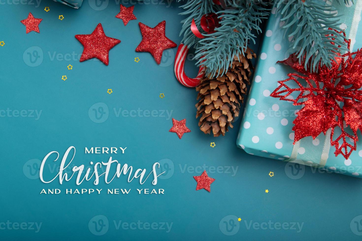 feliz navidad saludo texto con composición festiva de regalos, conos, piruletas y estrellas foto