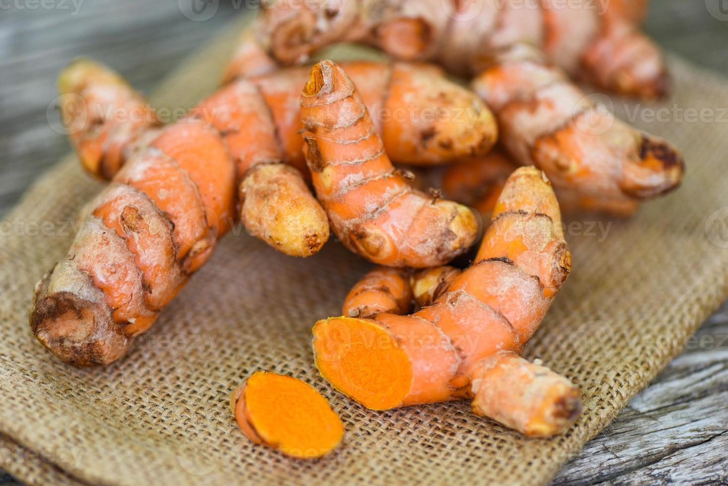 cúrcuma en el saco, raíz de cúrcuma fresca para hierbas medicinales de la naturaleza y alimentos de ingredientes cocidos. foto