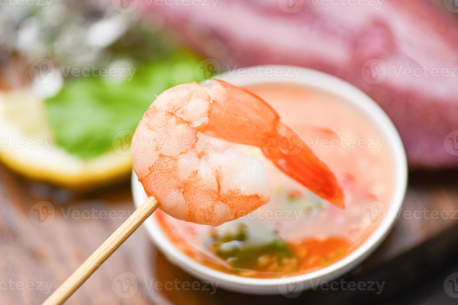 brochetas de camarones a la parrilla delicioso condimento especias apetitosas gambas cocidas gambas salsa de marisco foto